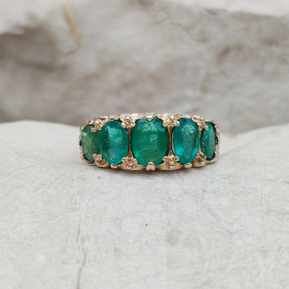 Smaragd ring met oplopende stenen in geelgoud