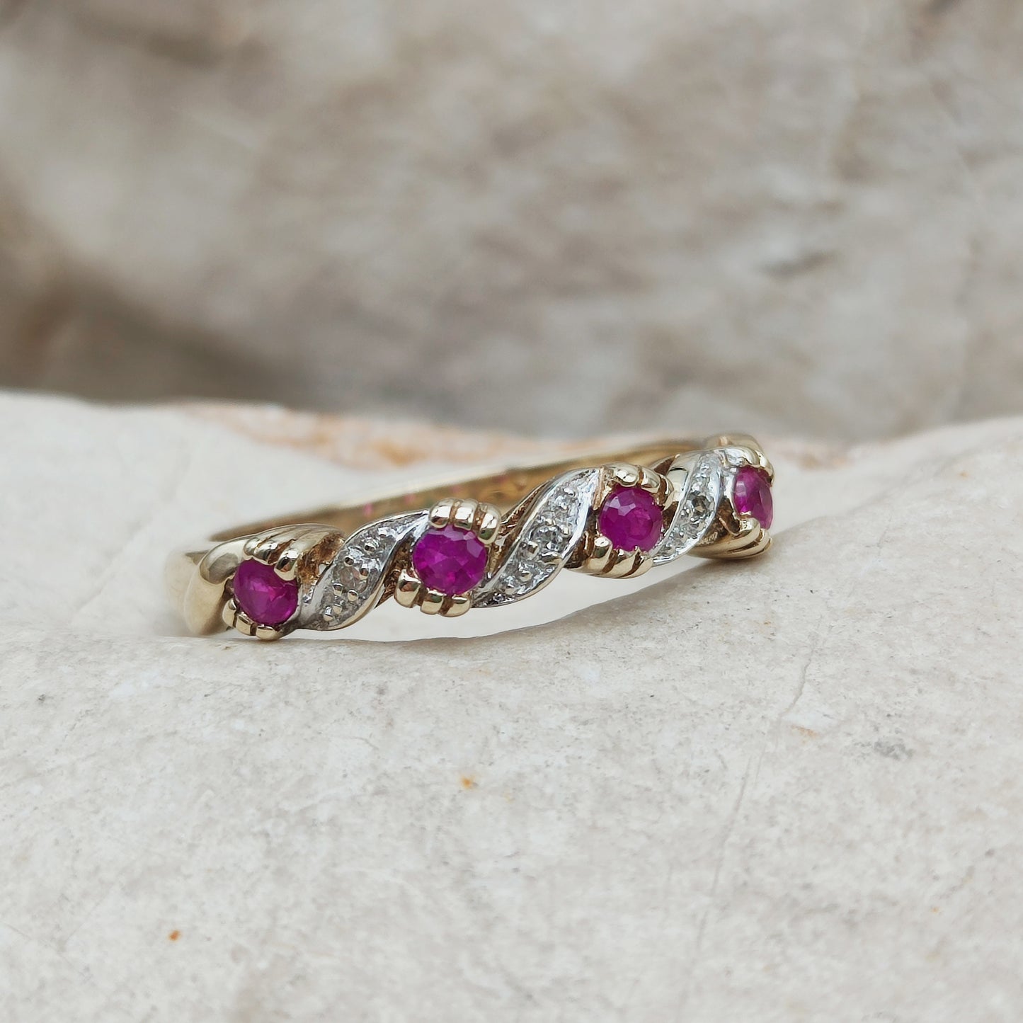 Vintage 9 karaat gouden ring met robijntjes en kleine diamantjes op lichte steen