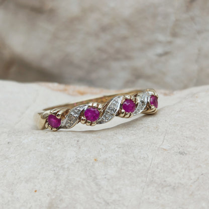 Vintage 9 karaat gouden ring met robijntjes en kleine diamantjes op lichte steen