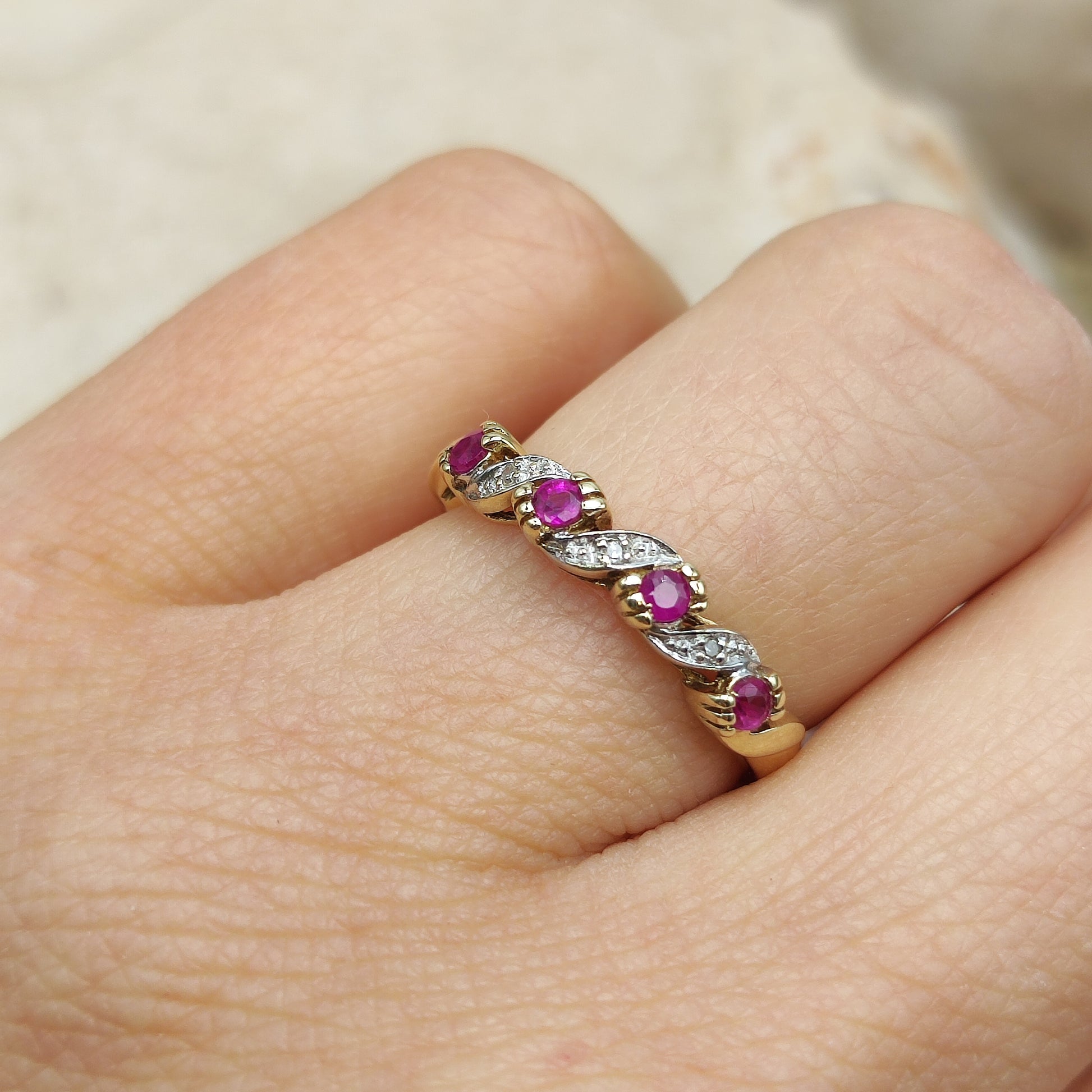 Vintage 9 karaat gouden robijnring met diamantjes gedragen aan de hand