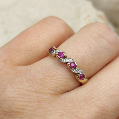Vintage 9 karaat gouden robijnring met diamantjes gedragen aan de hand