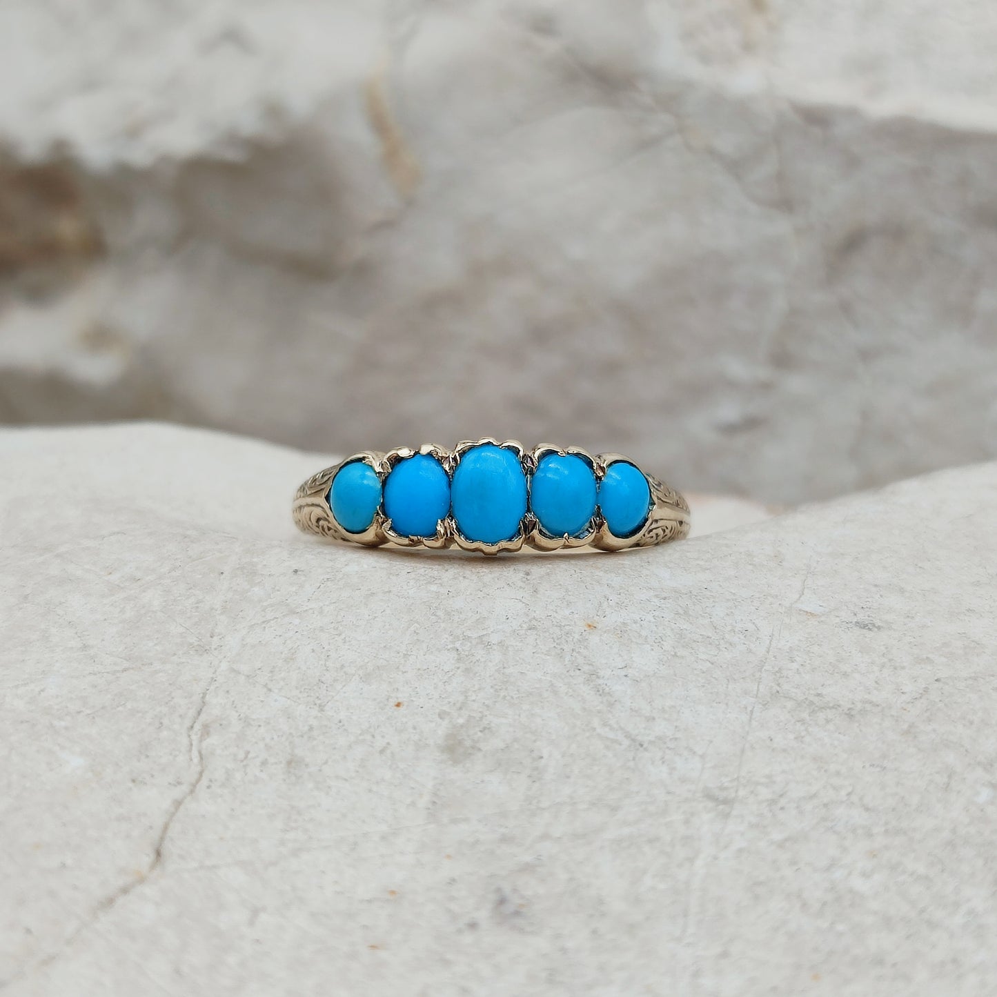 Victoriaanse ring met vijf turkooizen