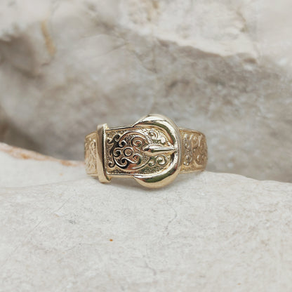 Vintage 9 karaat gouden buckle ring met gespontwerp op lichte steen