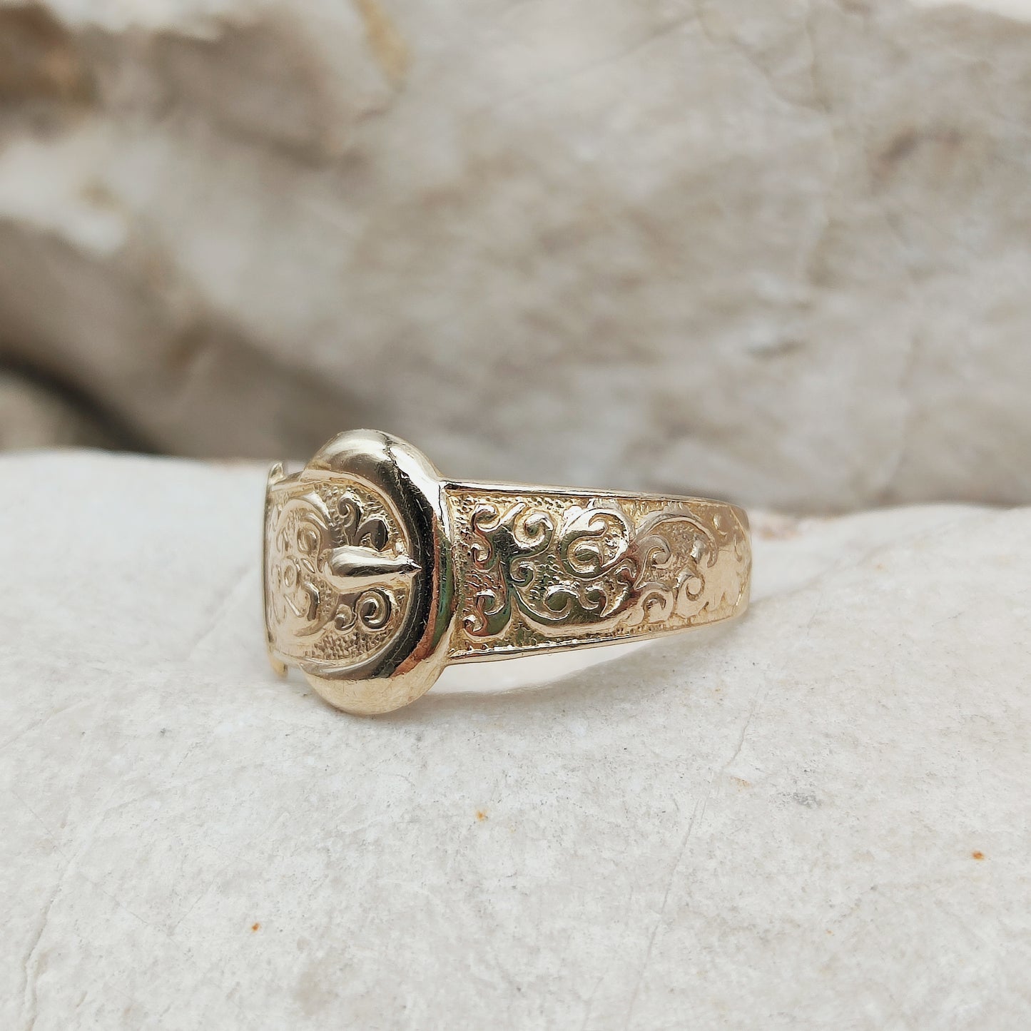 Vintage 1980's Buckle ring in 9K Gold
