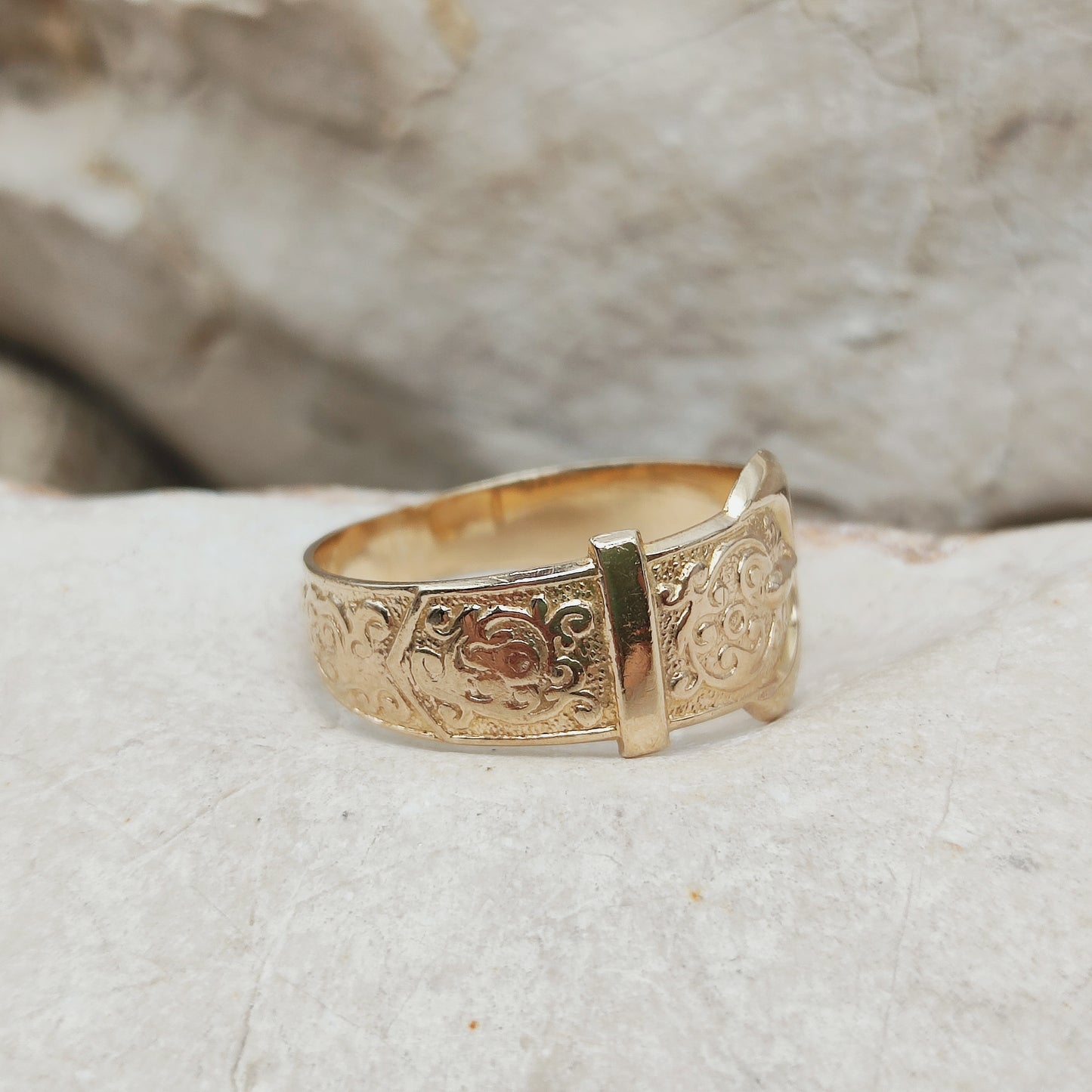 Vintage 1980's Buckle ring in 9K Gold
