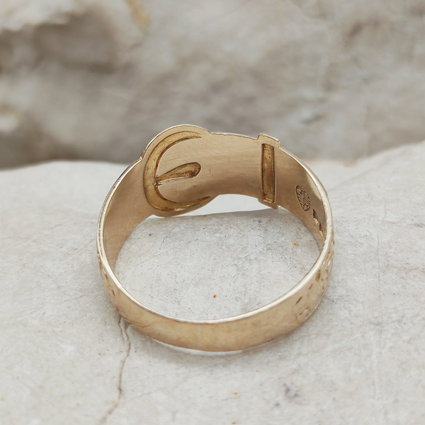 Vintage 1980's Buckle ring in 9K Gold