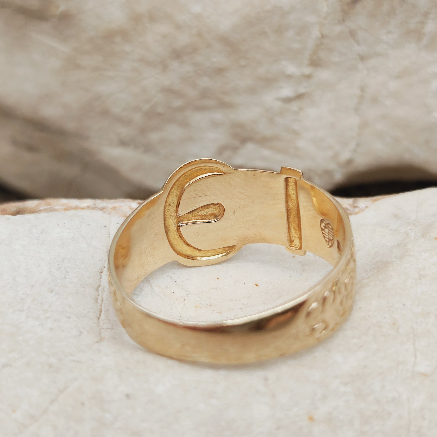 Vintage 1980's Buckle ring in 9K Gold