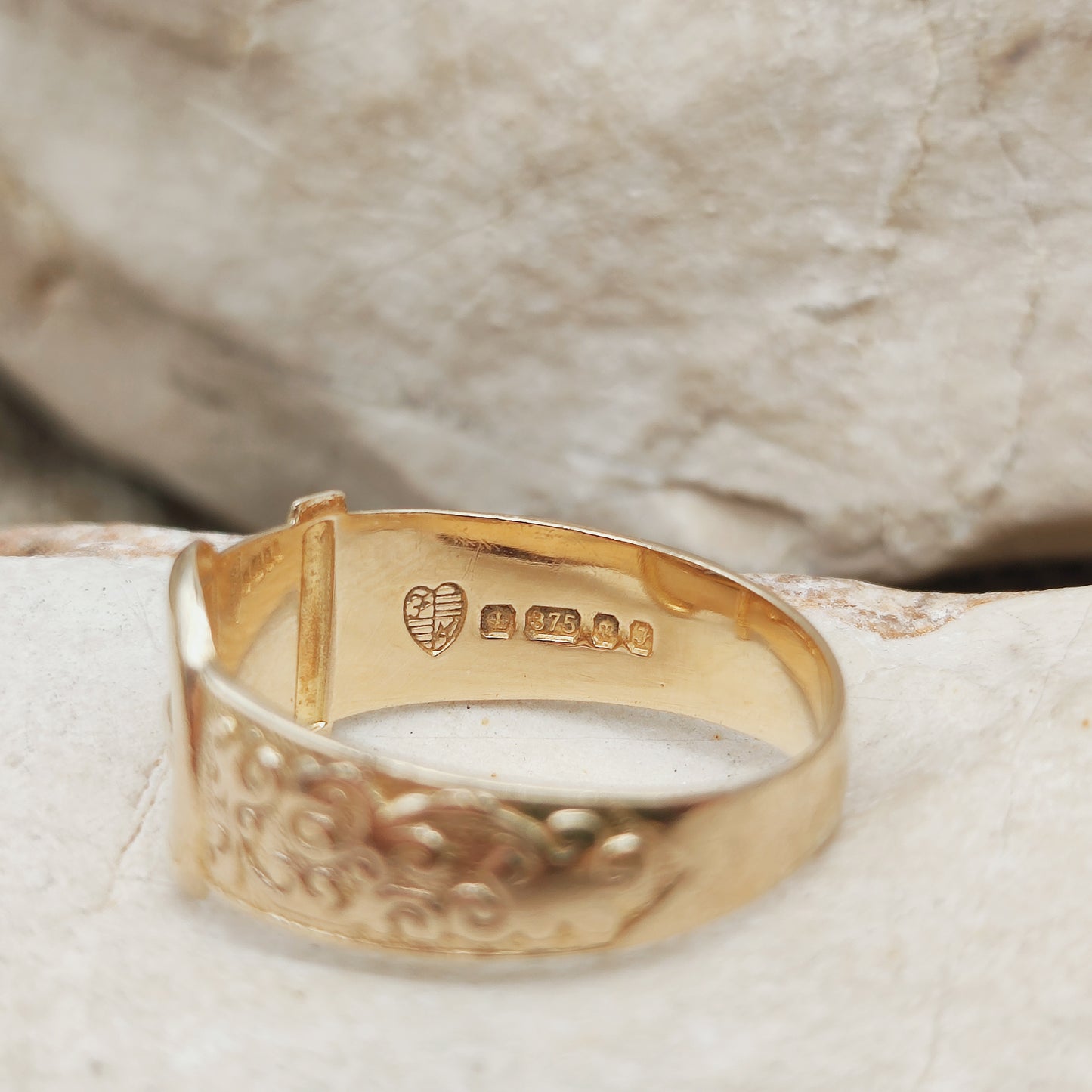 Vintage 1980's Buckle ring in 9K Gold