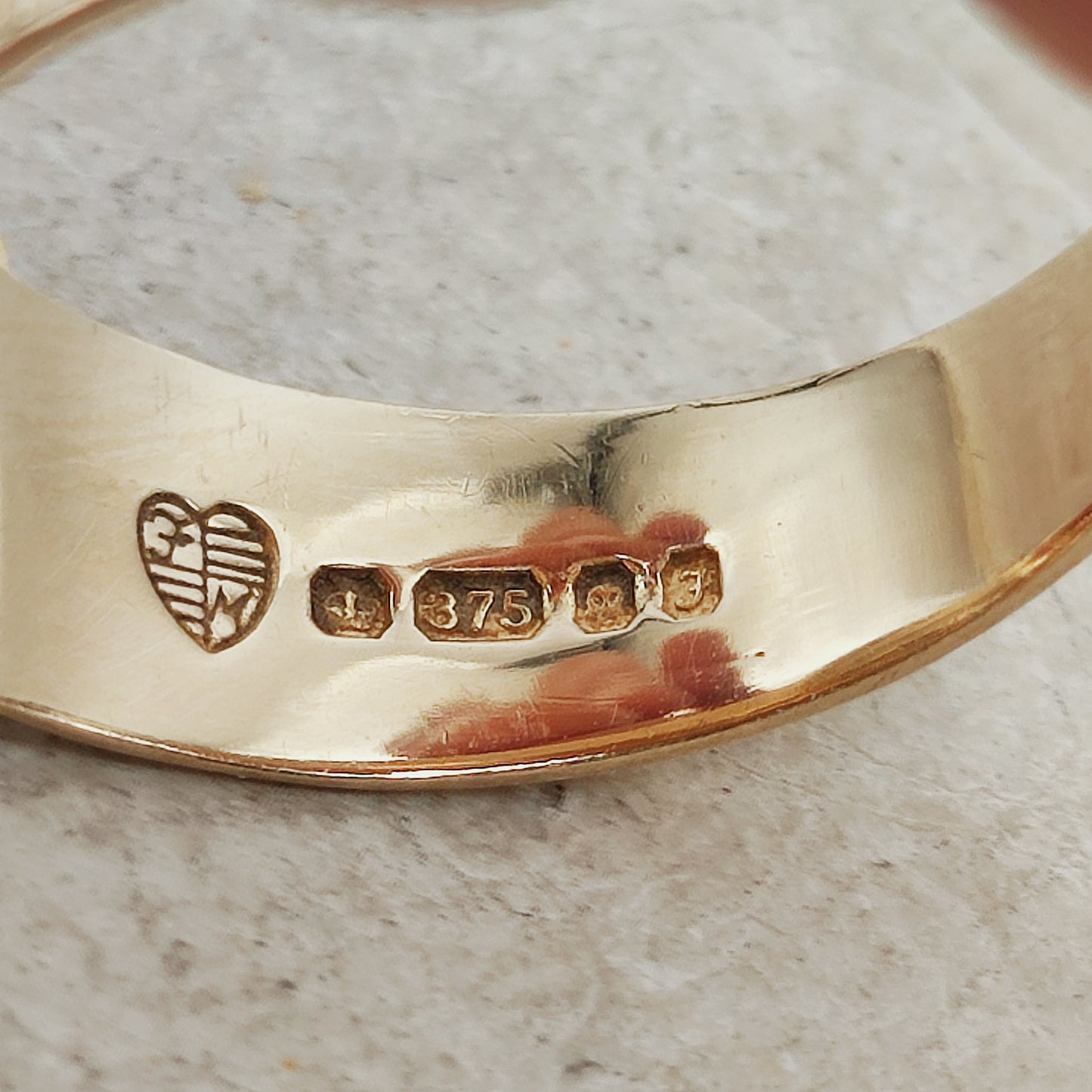 Binnenzijde van vintage buckle ring in 9 karaat goud met London keurmerk