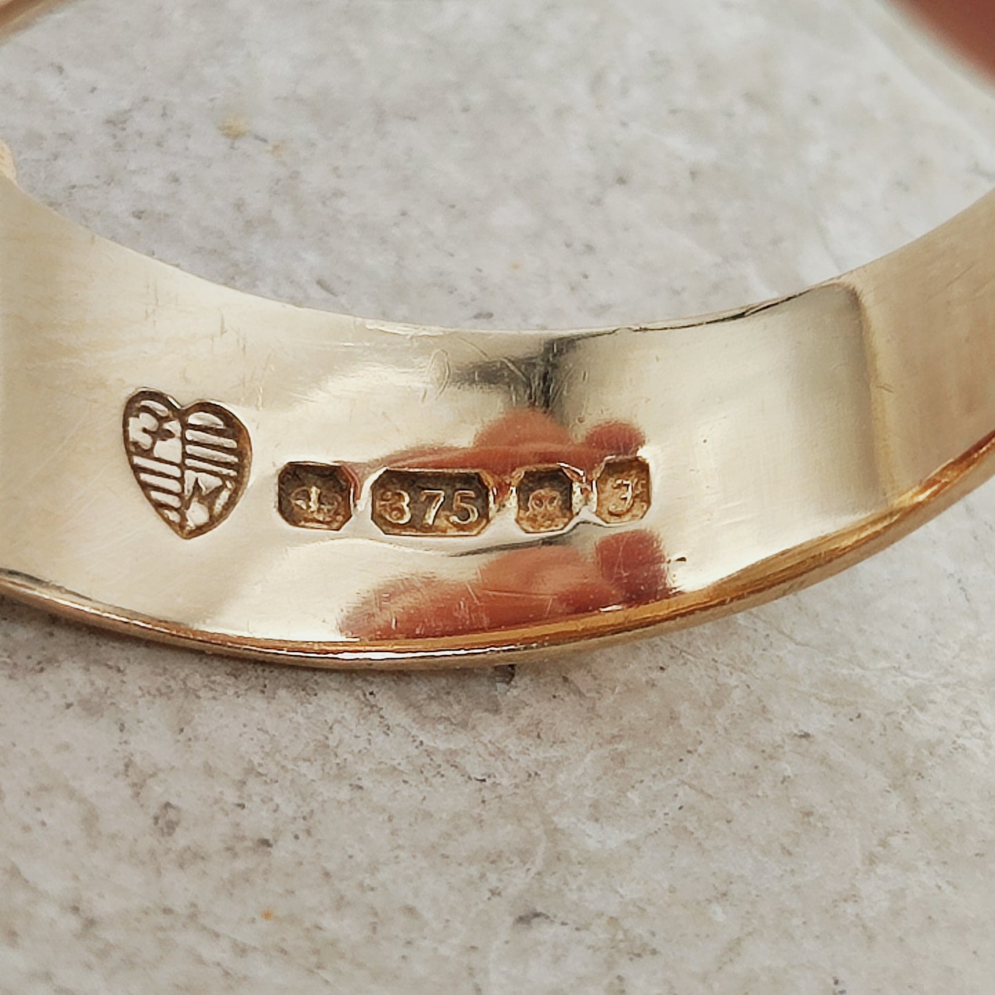 Vintage 1980's Buckle ring in 9K Gold
