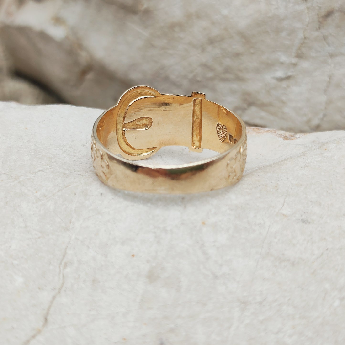 Vintage 1980's Buckle ring in 9K Gold