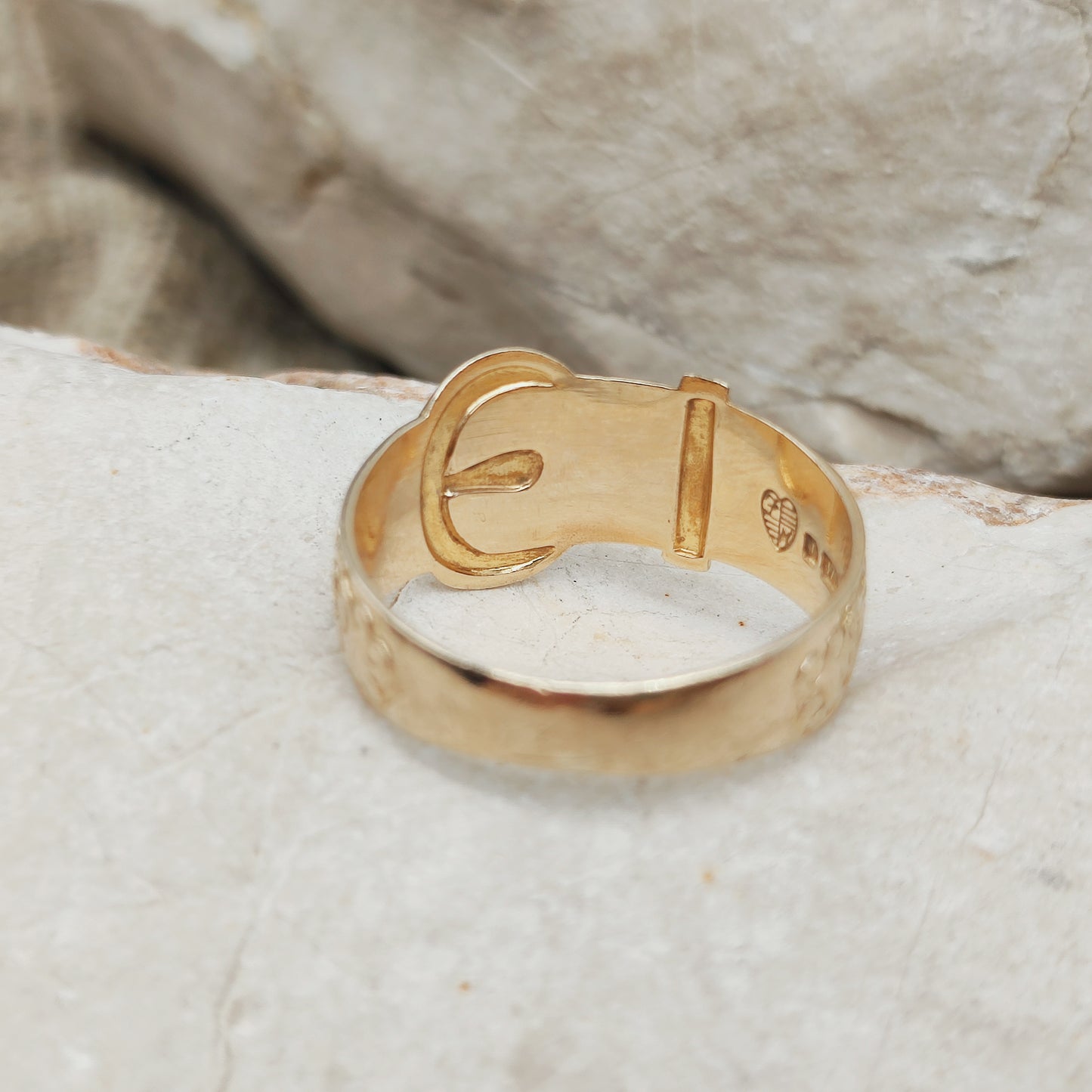 Vintage 1980's Buckle ring in 9K Gold