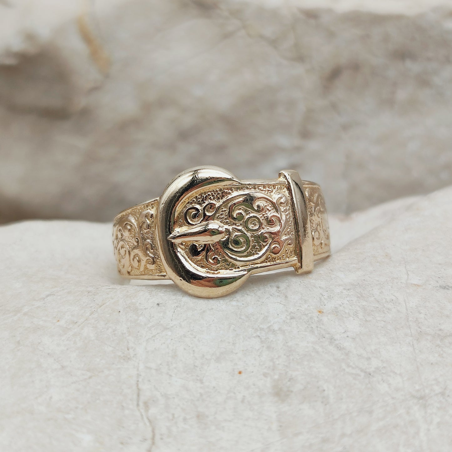 Vintage 1980's Buckle ring in 9K Gold