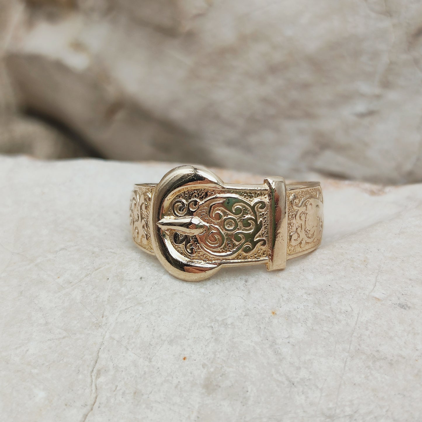 Vintage 1980's Buckle ring in 9K Gold