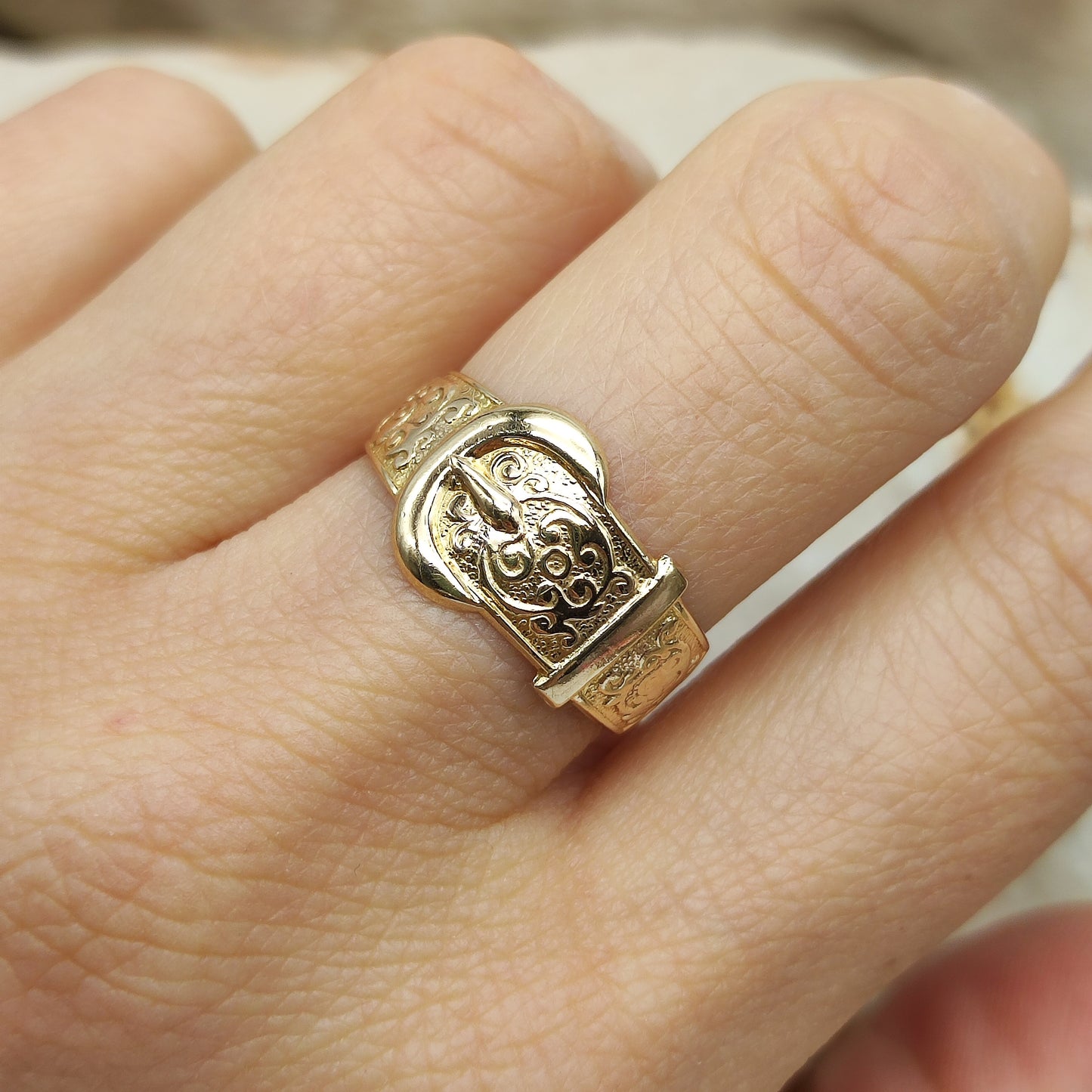Vintage 1980's Buckle ring in 9K Gold