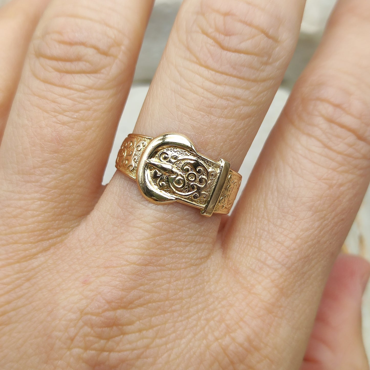 Vintage 1980's Buckle ring in 9K Gold