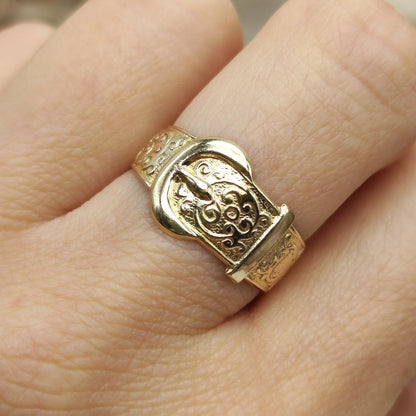 Vintage gouden buckle ring uit 1980 gedragen aan de hand