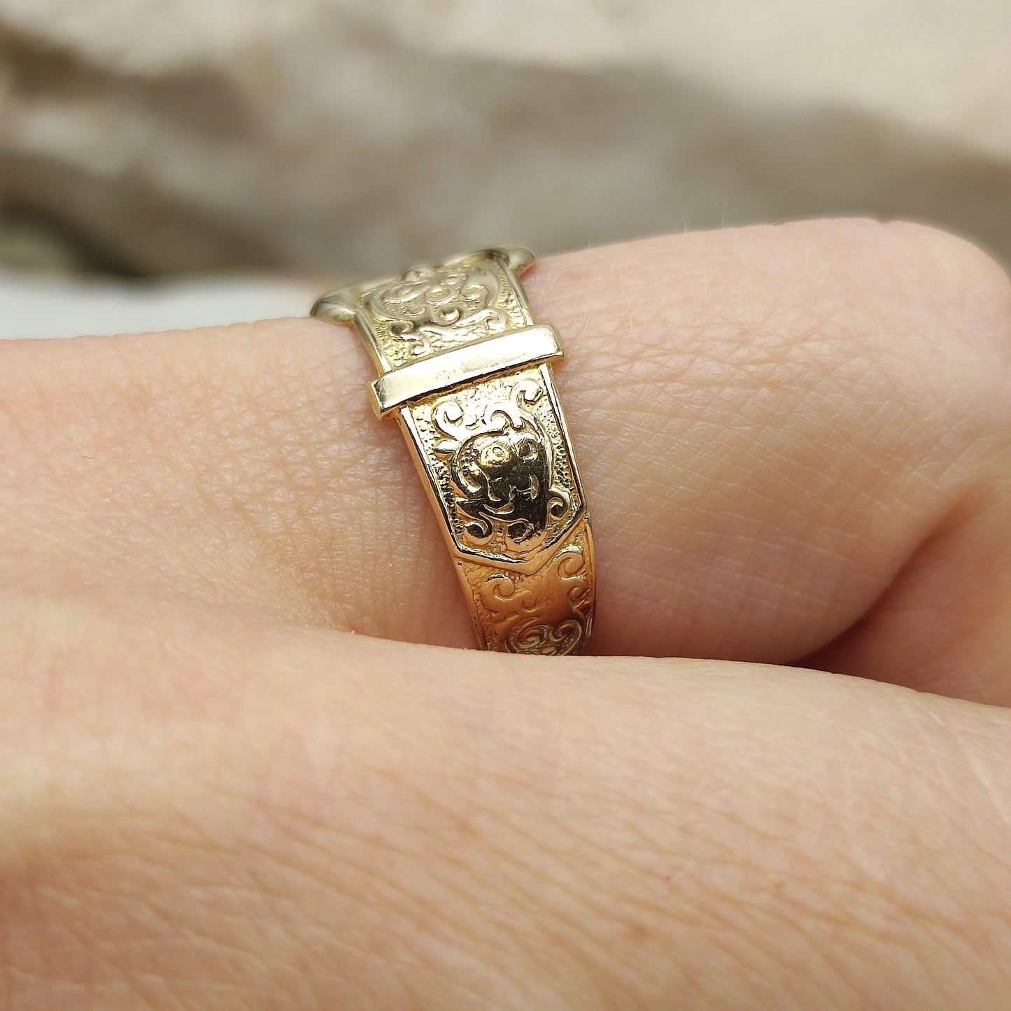 Vintage 1980's Buckle ring in 9K Gold