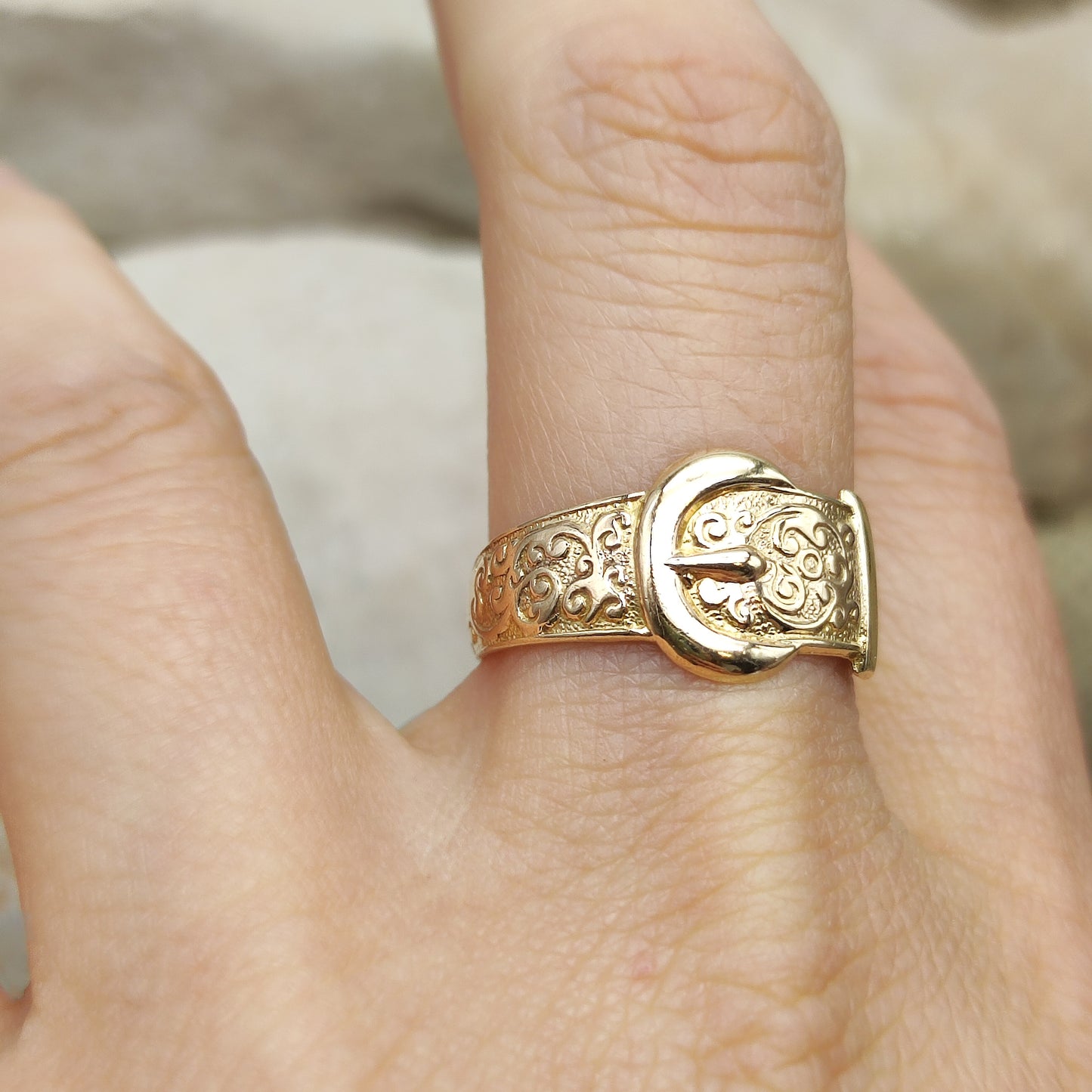 Vintage 1980's Buckle ring in 9K Gold
