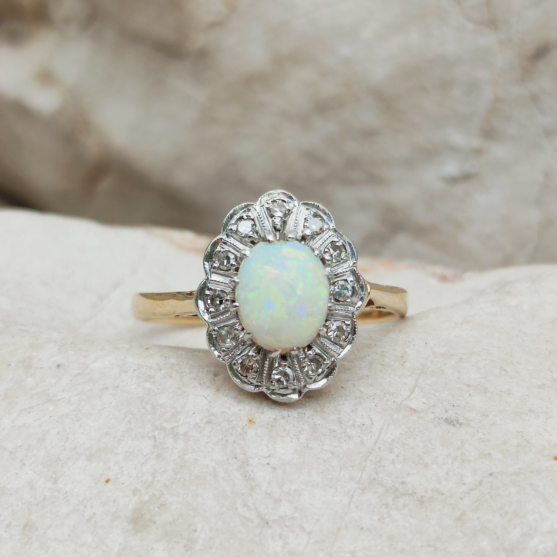 Vintage 18 karaat gouden ring met opaal en diamanten entourage op lichte steen