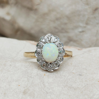 Vintage 18 karaat gouden ring met opaal en diamanten entourage op lichte steen