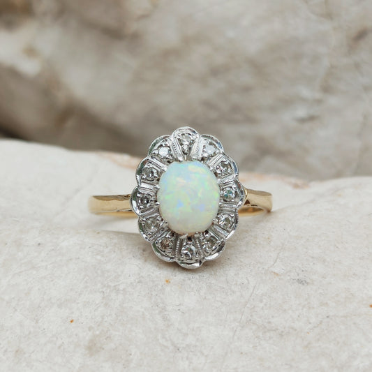 Vintage 18 karaat gouden ring met opaal en diamanten entourage op lichte steen