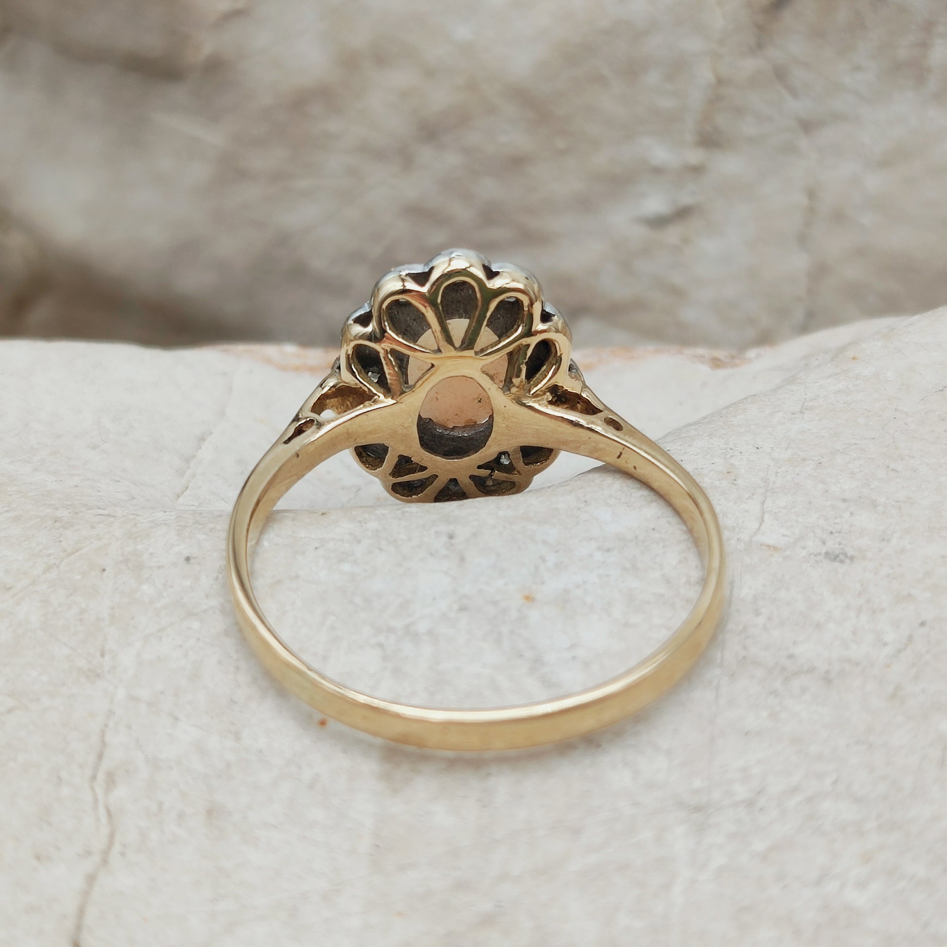 Achterzijde van vintage 18 karaat gouden ring met open zetting