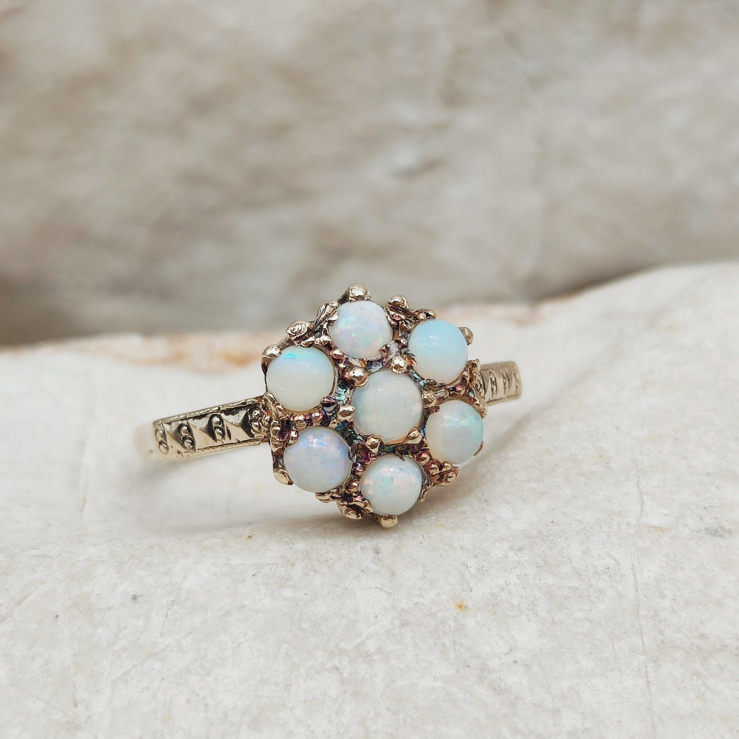 Daisy ring met zeven opaaltjes