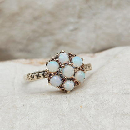 Daisy ring met zeven opaaltjes