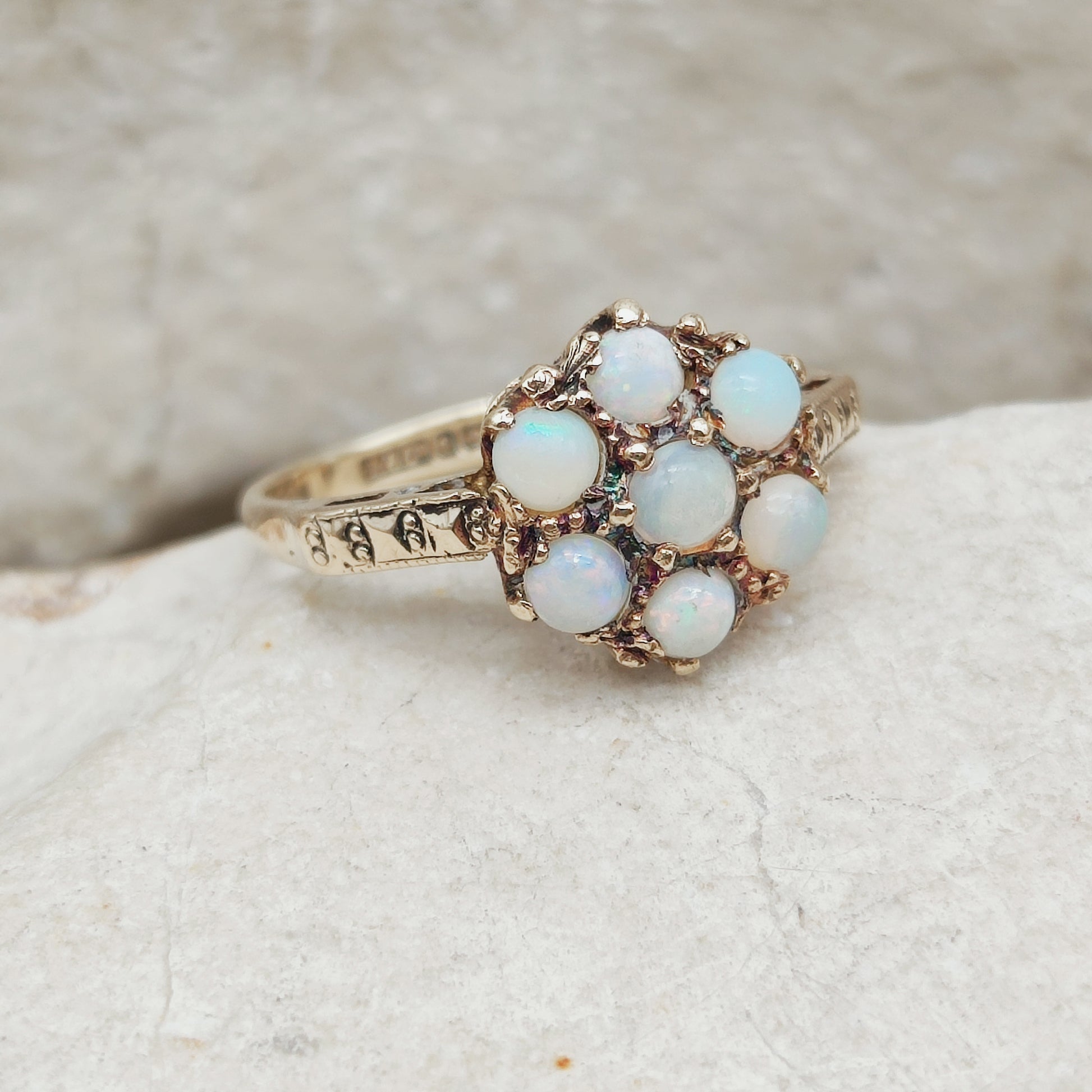 Bewerkte 
vintage ringband met opaal