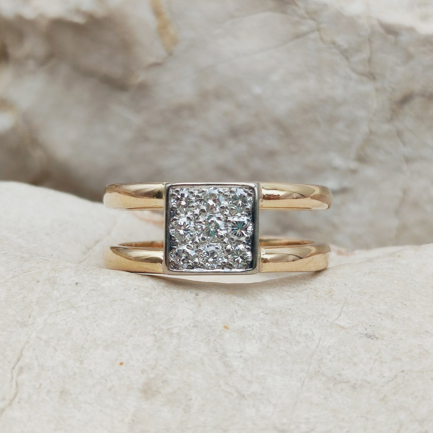 Dubbele ringband met vierkante pavézetting en diamanten