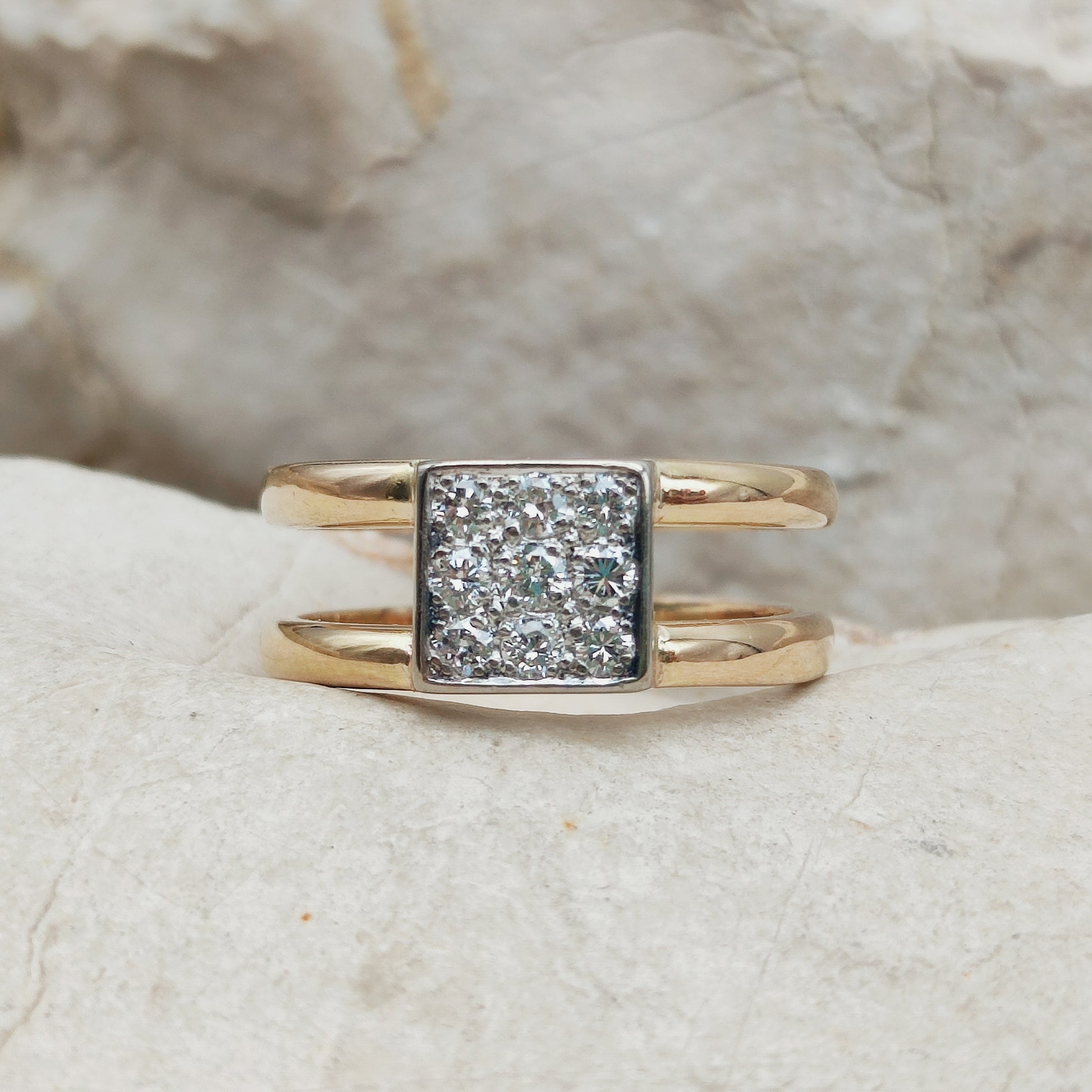 Dubbele ringband met vierkante pavézetting en diamanten