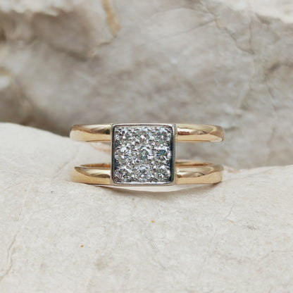 Dubbele ringband met vierkante pavézetting en diamanten