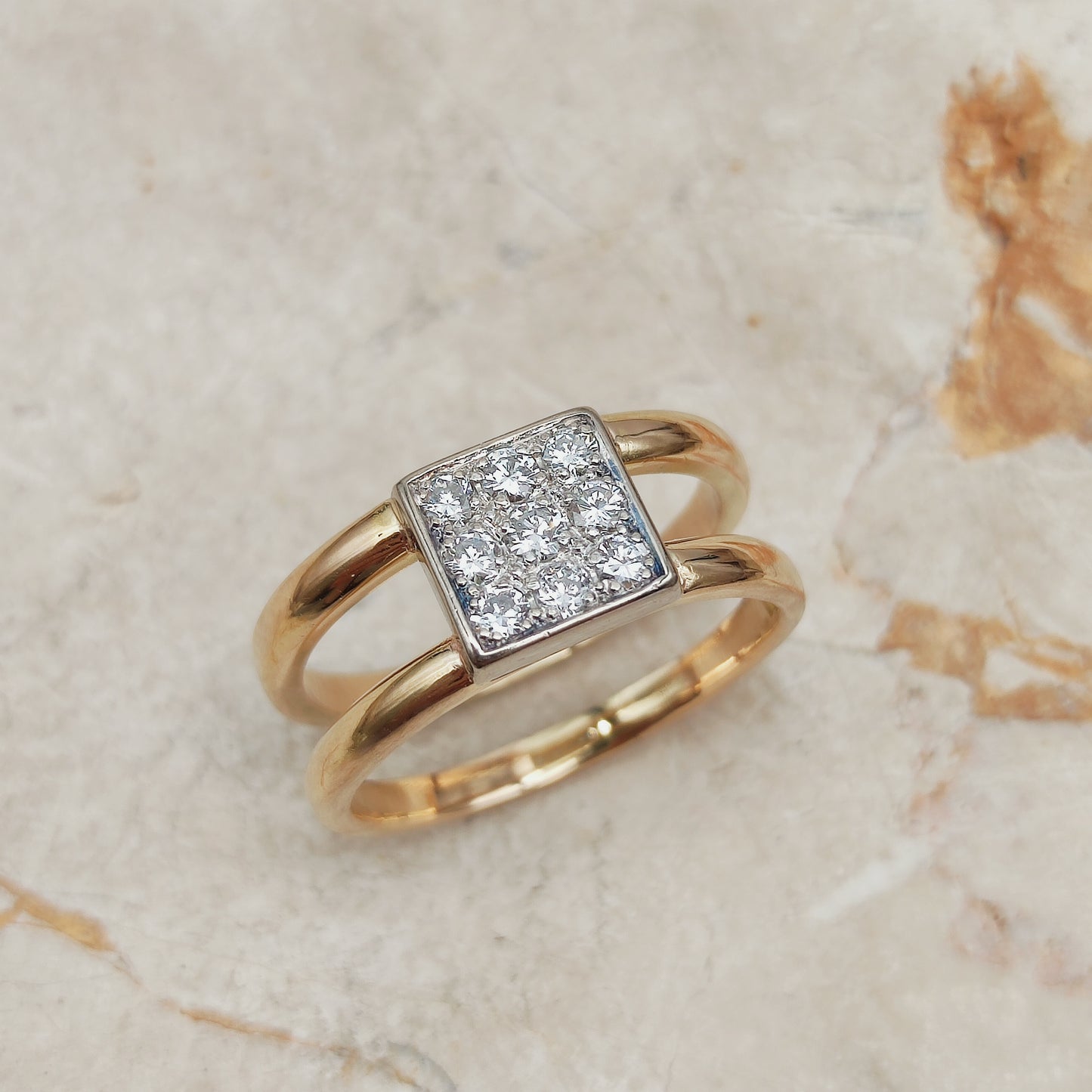 Detail van de negen briljant geslepen diamanten