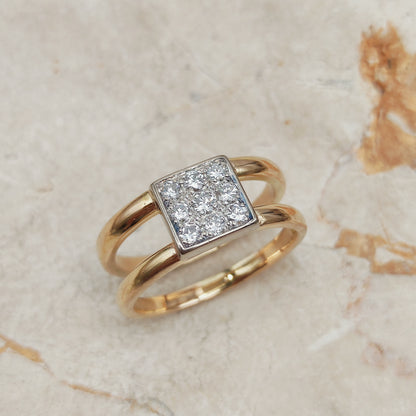 Detail van de negen briljant geslepen diamanten