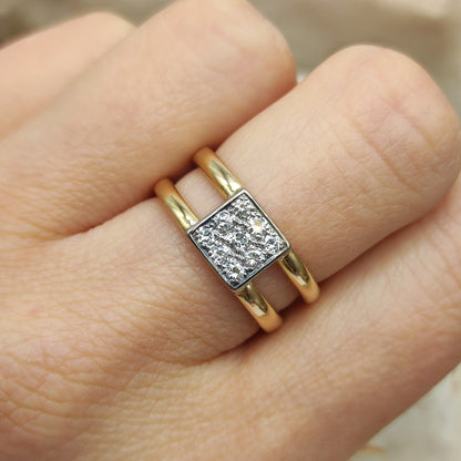 Vintage ring gedragen aan de hand