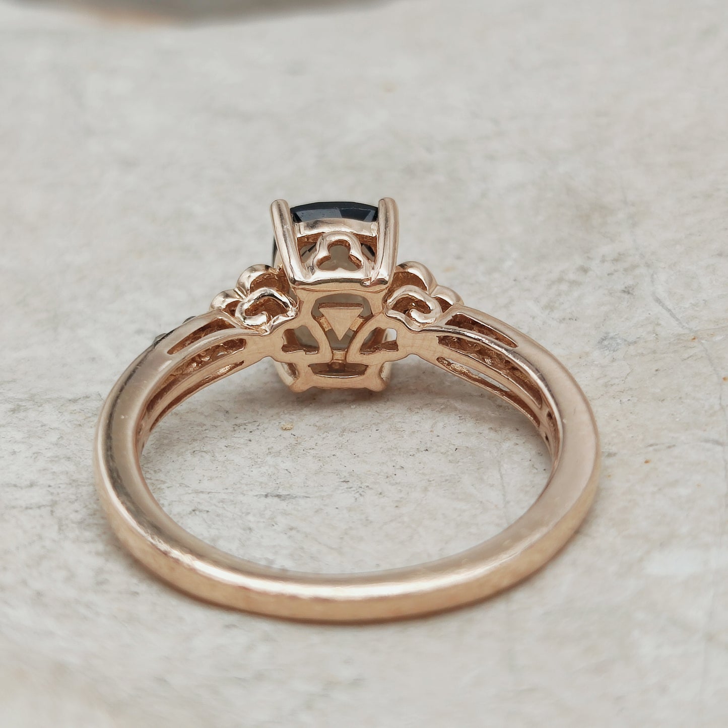 Detail van opengewerkte Le Vian ring