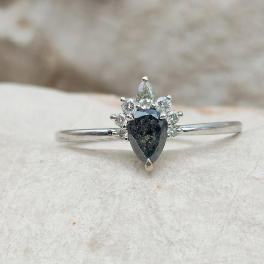 Witgouden ring met zout en peper diamant