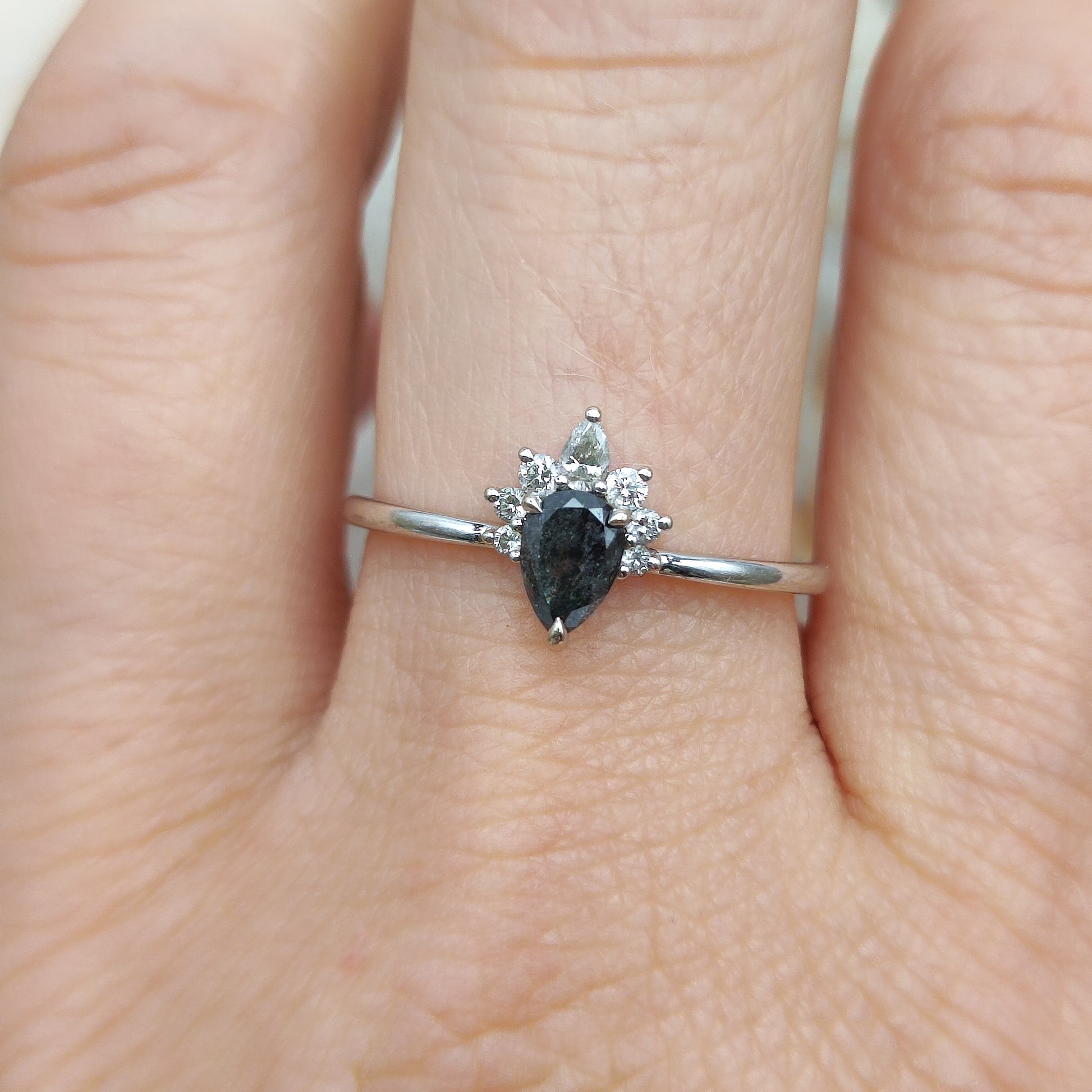 18 karaat witgouden ring met diamantkroontje