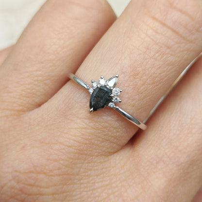 Moderne ring met salt and pepper diamond