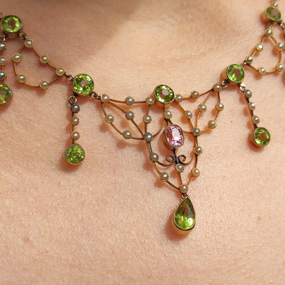 Detail van roze topaas in antieke gouden halsketting met milgrainzetting
