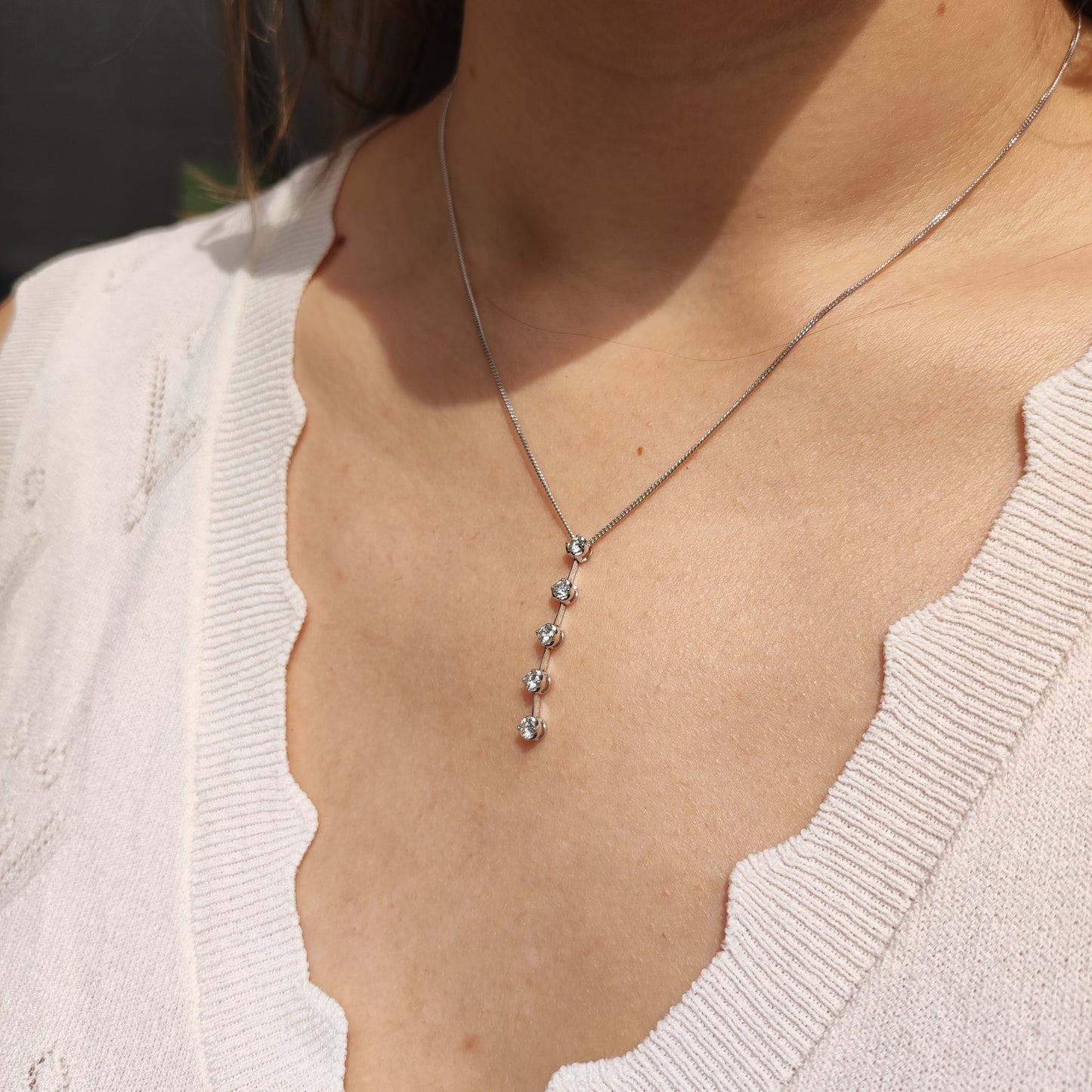 Witte gouden ketting met vaste hanger en vijf briljant geslepen diamanten