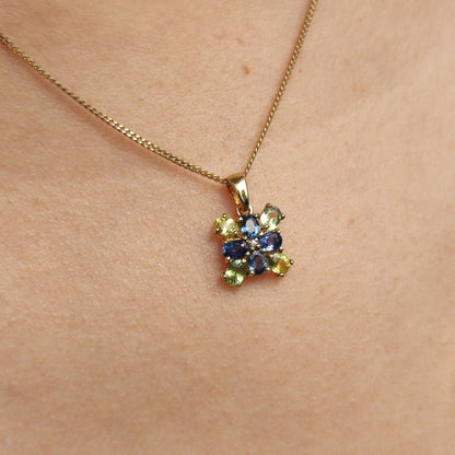 9 karaat gouden hanger met meerkleurige saffieren gedragen aan een ketting