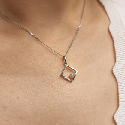 Vintage Pendant with Akoya Pearl in 18K White Gold