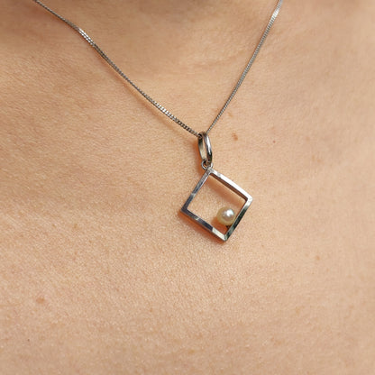 Vintage 18 karaat witgouden hanger met Akoya parel gedragen aan een ketting