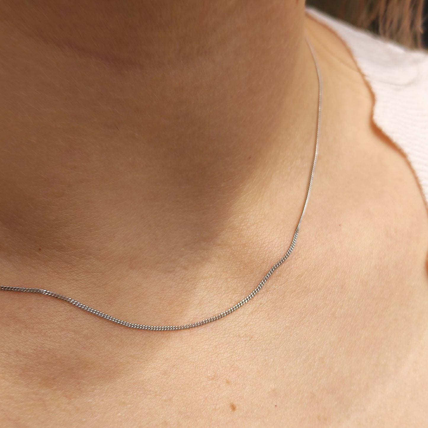Elegant 18 Carat White gold necklace 42cm