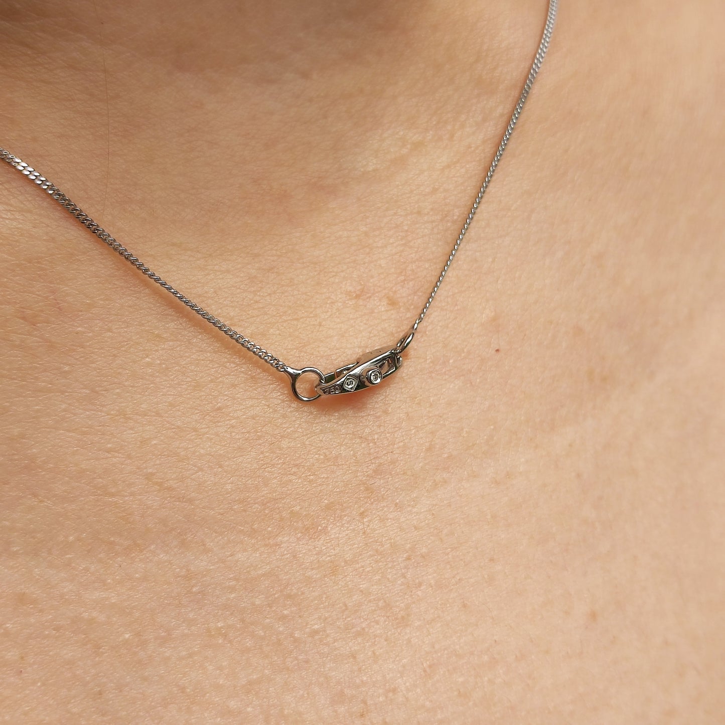 Elegant 18 Carat White gold necklace 42cm