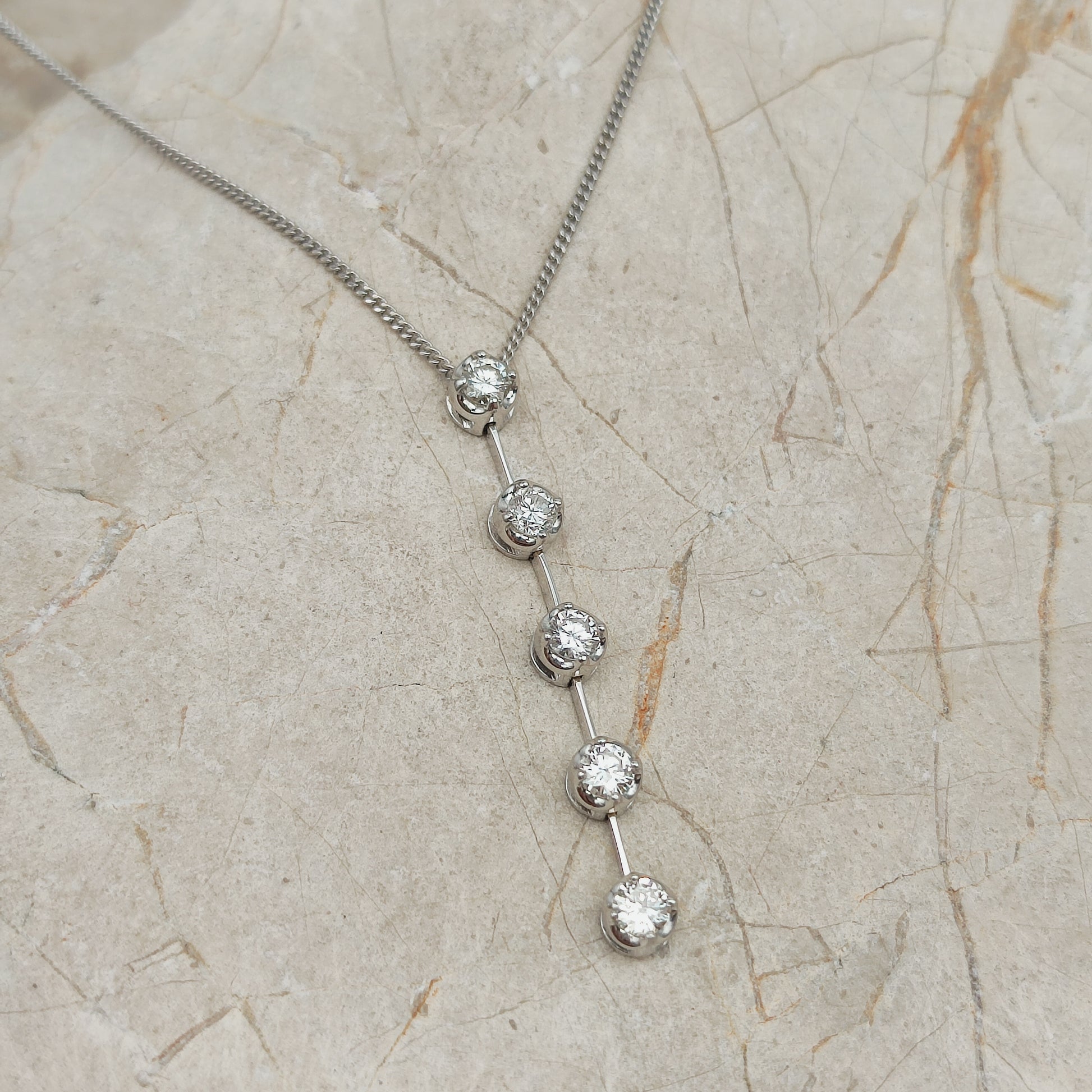 Witte gouden ketting met vaste hanger en vijf briljant geslepen diamanten