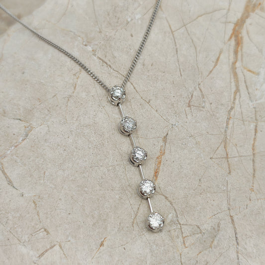 Witte gouden ketting met vaste hanger en vijf briljant geslepen diamanten