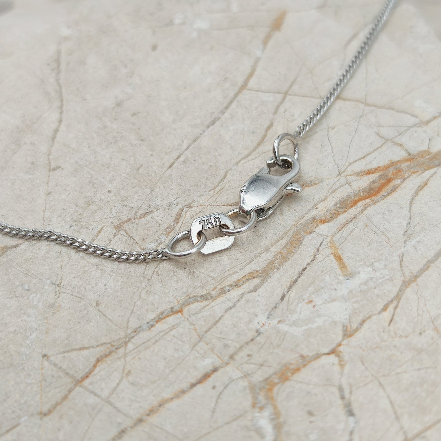 Sluiting van vintage 18 karaat witgouden ketting met 750 keurmerk